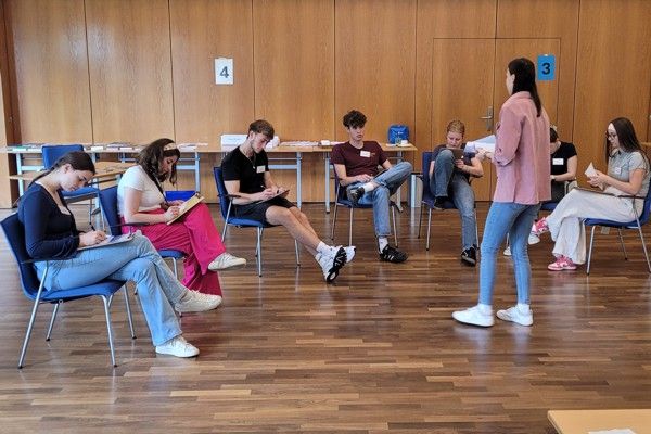 Jugendliche schreiben einen Brief