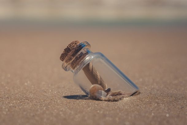 Flaschenpost im Sand