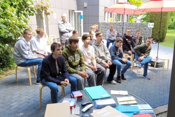 Jugendliche aus Dormund im Pfarrgarten in Kamen